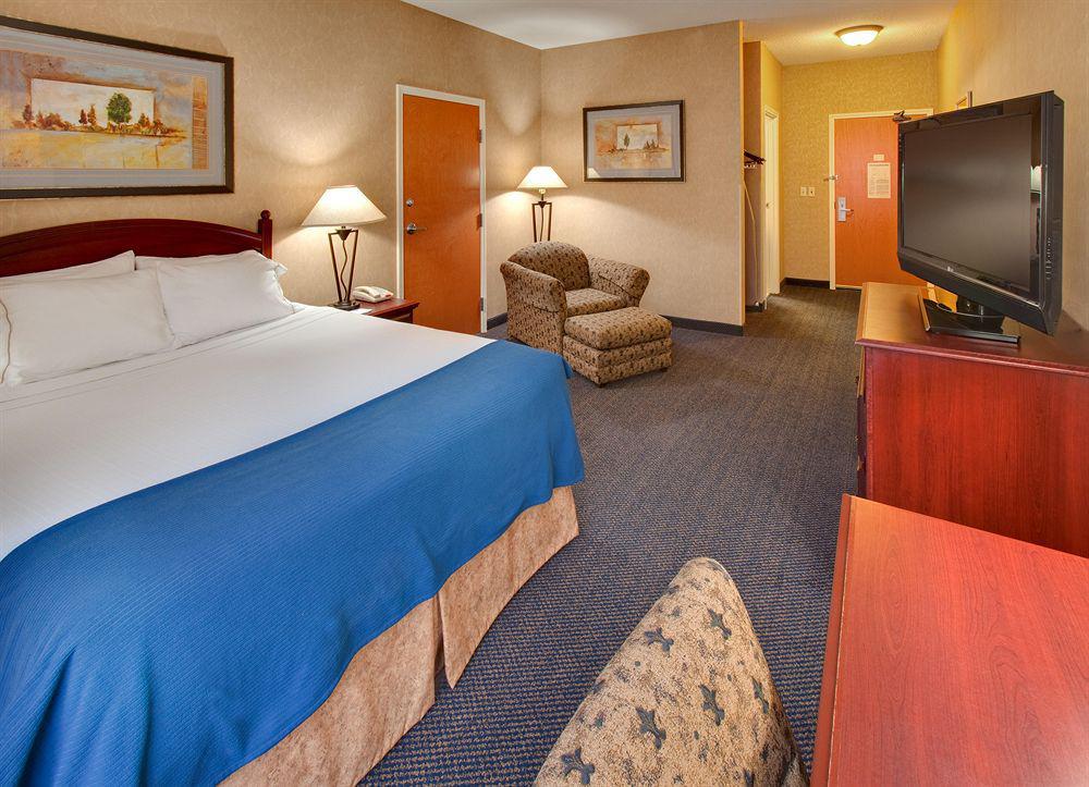 Holiday Inn Express Jamestown By Ihg Exterior photo